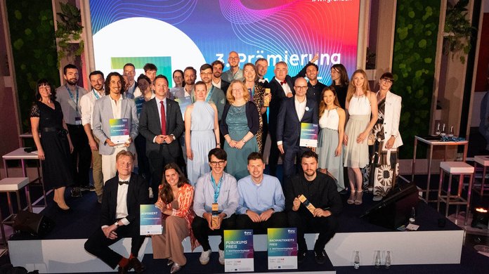 Gruppenfoto mit allen Finalteams, Laudatoren und der Moderation