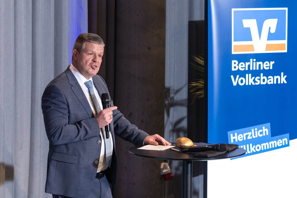 Bernhard Wecker, Berliner Volksbank hält eine Rede auf einer Bühne