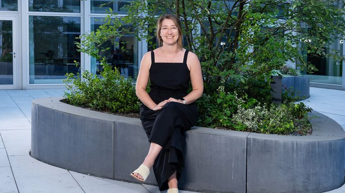 Die Gründerin der Bäckerei BREDE sitzt auf einer Bank für ein Foto