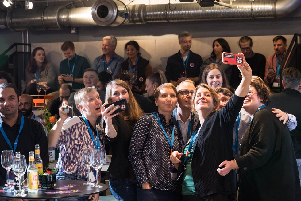 Eine Gruppe von Menschen steht zusammen und macht ein Selfie