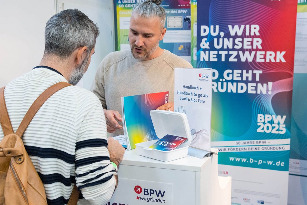 Beratungsgespräch an einem Messestand